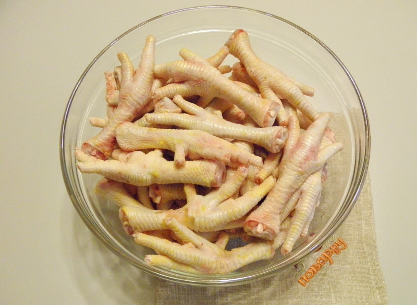 1. Этап. Студень из курицы: С лапок слейте воду, с помощью острого ножа снимите кожуру и отрежьте когти.