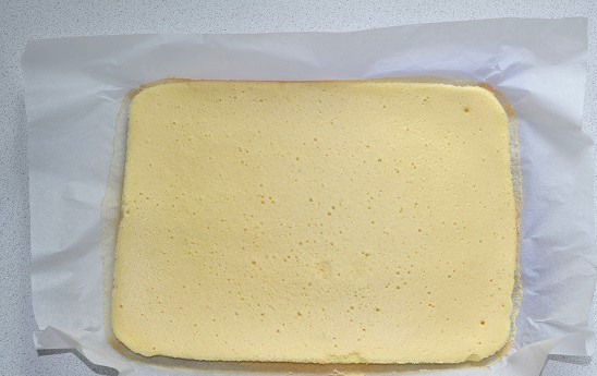 1. Этап. Рулеты с фруктовой начинкой: Бисквит готов.