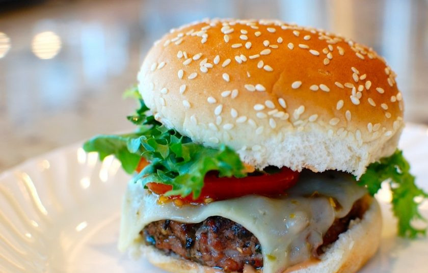 1. Этап. Говяжьи котлеты для бургеров: 8. Соберите бургер и подавайте его сразу к столу.