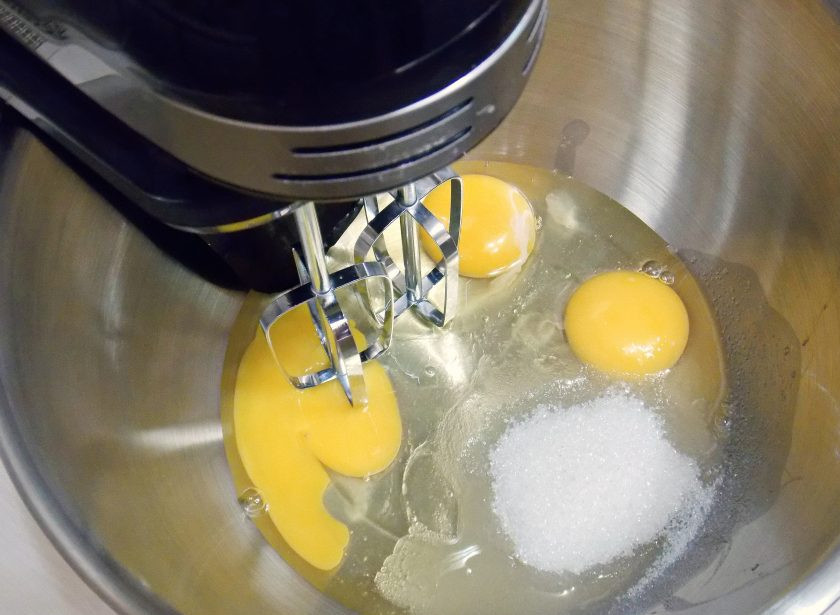 1. Этап. Торт с шоколадной крошкой: В чашу миксера разбейте яйца и добавьте 180 грамм сахарного песка.