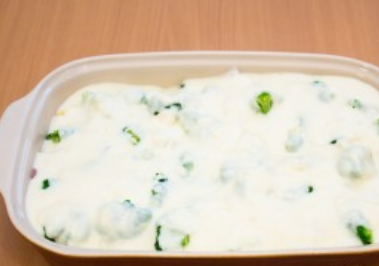 1. Этап. Индейка под соусом бешамель: Заливаем приготовленным соусом индейку с овощами. Запекаем блюдо в духовке 1 час, температура 180 градусов.