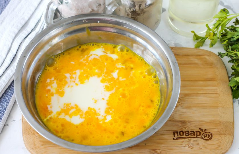 1. Этап. Омлет с печенью: В это время в миске взбейте куриные яйца с молоком любой жирности или сметаной. Всыпьте соль и молотый черный перец, еще немного взбейте.