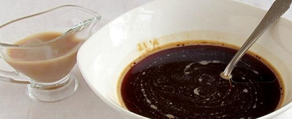 1. Этап. Тирамису классический без яиц: 2. Подготовьте пропитку для тирамису: теплой кипяченой водой залейте растворимый кофе. Долейте к нему немного ликера. Всыпьте ложечку сахара. Размешайте.