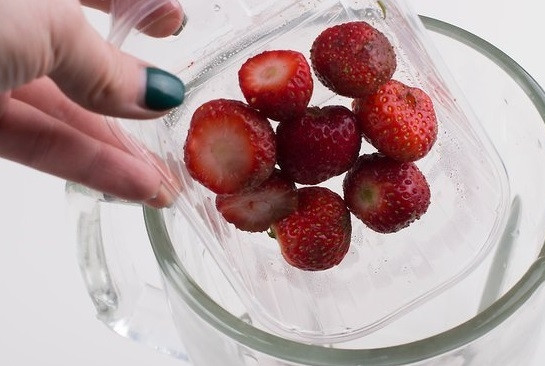 1. Этап. Клубничная Маргарита с лаймом: 1. Клубнику вымойте и обсушите, отправьте в чашу блендера. Если ягода недостаточно сладкая, добавьте щепотку сахара. Влейте текилу, ликер 