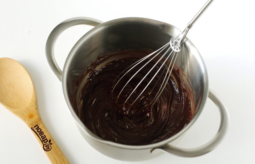 1. Этап. Глазурь из сметаны: Постоянно перемешивая все ингредиенты венчиком, доведите смесь до однородности.