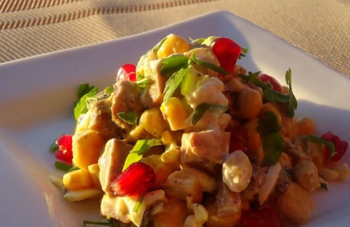 1. Этап. Салат из печени трески с кукурузой: Украсьте салат измельченной зеленью и гранатом. Приятного аппетита!