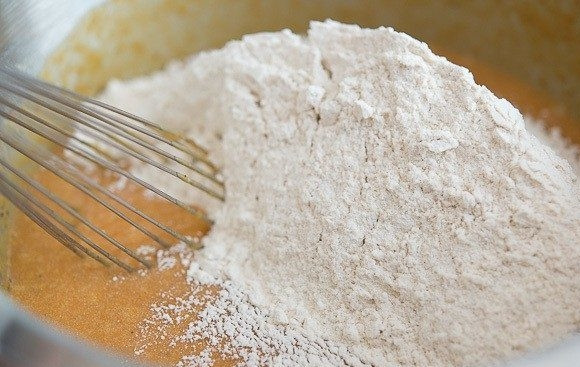 1. Этап. Тыквенные пончики: 5. А теперь смешайте сухую массу с жидкой. Замешайте тесто.