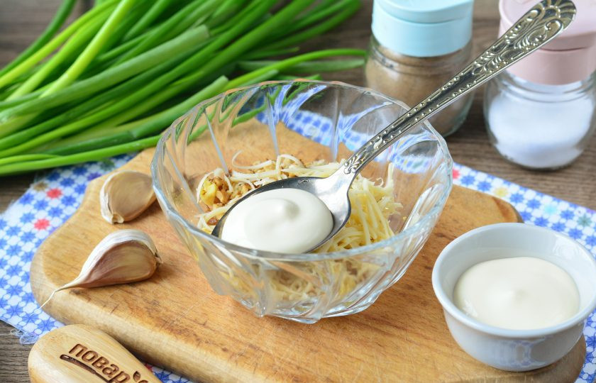 1. Этап. Яйца фаршированные орехами: Начинку смешайте с майонезом.