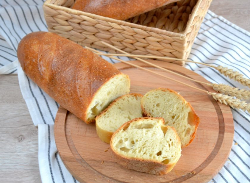 1. Этап. Батон на закваске: Традиционно покажу разрез батона. Ломтики выглядят тоже очень аппетитно, с крупными дырочками, характерными для хлеба на закваске. На такой ломтик батона очень приятно намазать масло, мягкий сыр, сделать бутерброд, да и просто похрустеть корочкой.