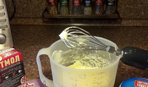 1. Этап. Меренговый рулет с ягодами и орехами: Венчик, посуду протрите уксусом и вытрите бумажными полотенцами насухо, а еще тщательно вымойте руки - здесь нужна стерильность, а то белки могут не взбиться! Отделите желтки от белков, добавьте к белкам 150 граммов сахара и взбейте с помощью миксера. Когда белки загустеют и побелеют, добавьте к ним ещё 150 граммов сахара и продолжайте взбивать на максимальной скорости. Позднее добавьте к ним крахмал, а ещё через некоторое время — яблочного уксуса. Взбивать нужно до крепких пиков и полного растворения сахара. Пока взбиваются белки, очистите фисташки и порубите их ножом