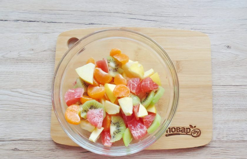 1. Этап. Фруктовый салат из мандаринов и яблок: Перемешайте все ингредиенты салата. По собственному вкусу, можно добавить сахар или мёд.