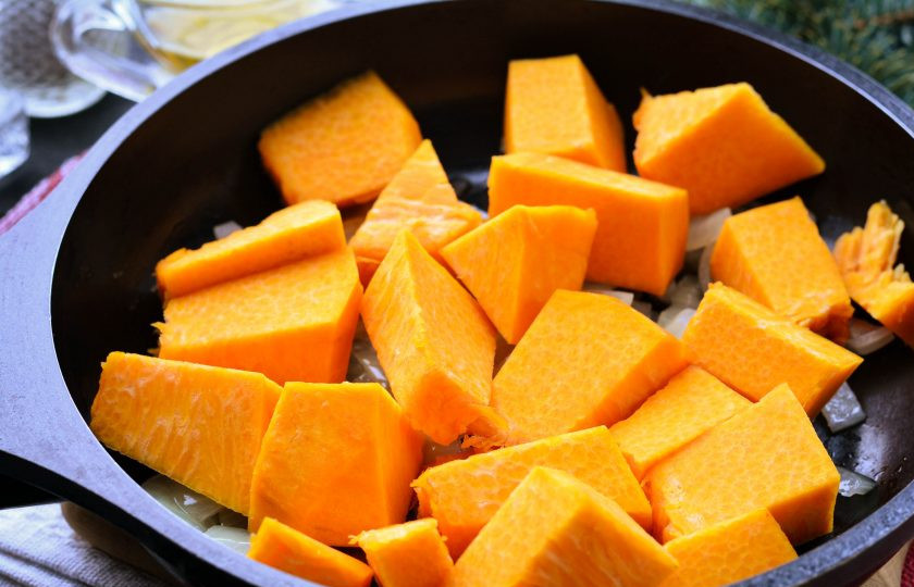 1. Этап. Тыква жареная на сковороде: Добавьте тыкву и жарьте на медленном огне 20-25 минут, пока тыква не станет мягкой. Влейте еще немного масла.