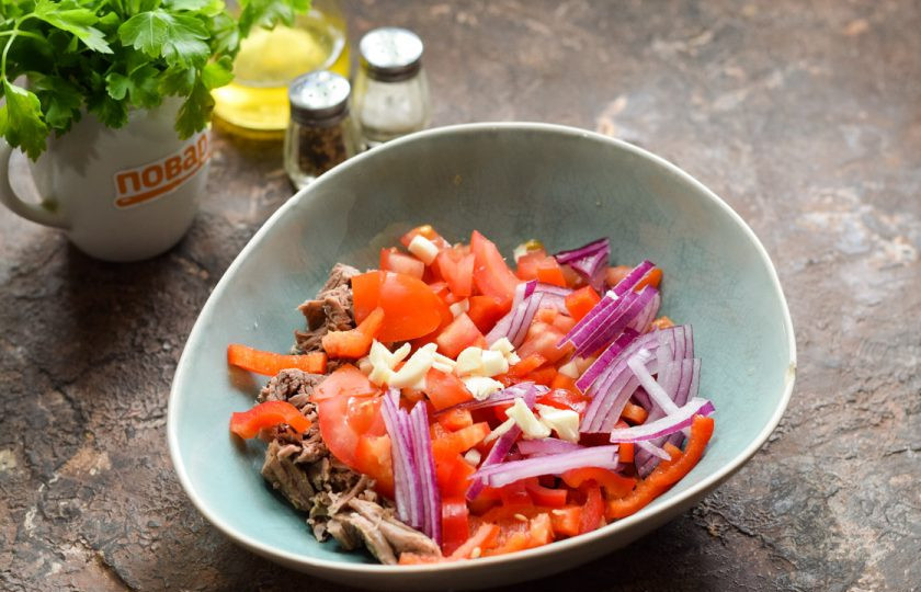 1. Этап. Мексиканский салат с говядиной: Сложите все ингредиенты в салатник, добавьте соль, перец, масло, соус и лимонный сок, измельченный чеснок.