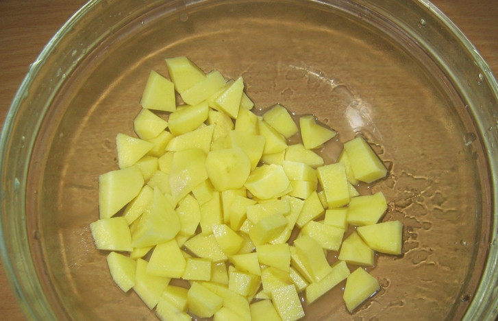 1. Этап. Суп со свининой на косточке: Картофель промываем, очищаем и нарезаем небольшими кубиками.