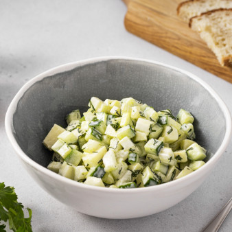 Салат с огурцом, яблоком и сельдереем