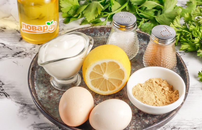 1. Этап. Майонез из сметаны с желтками: Подготовьте указанные ингредиенты. Сметану можно приобрести любой жирности, горчицу — зерновую.