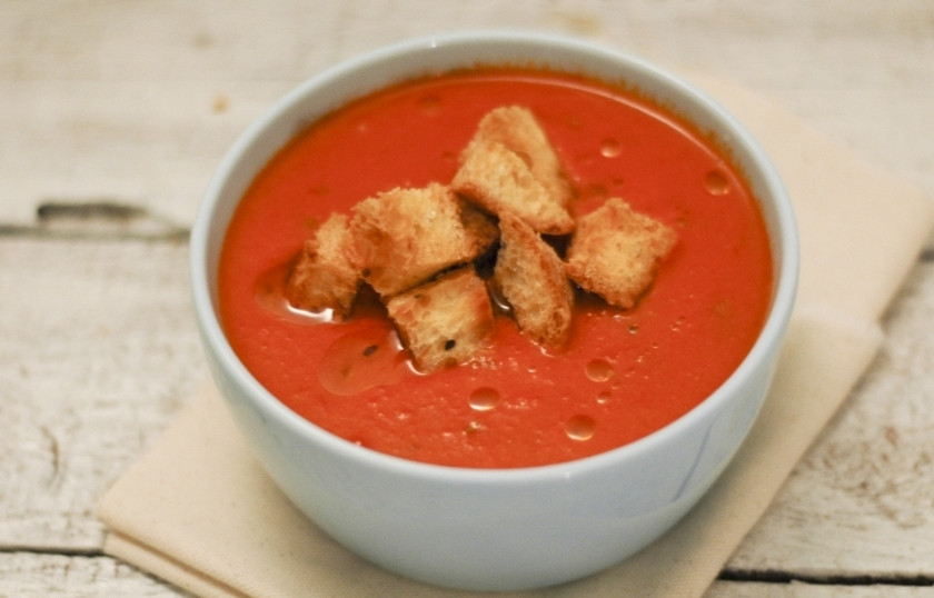 1. Этап. Томатный крем-суп со сливками: 9. Подаем томатный крем-суп со сливками с гренками и (при желании) со свежей зеленью.