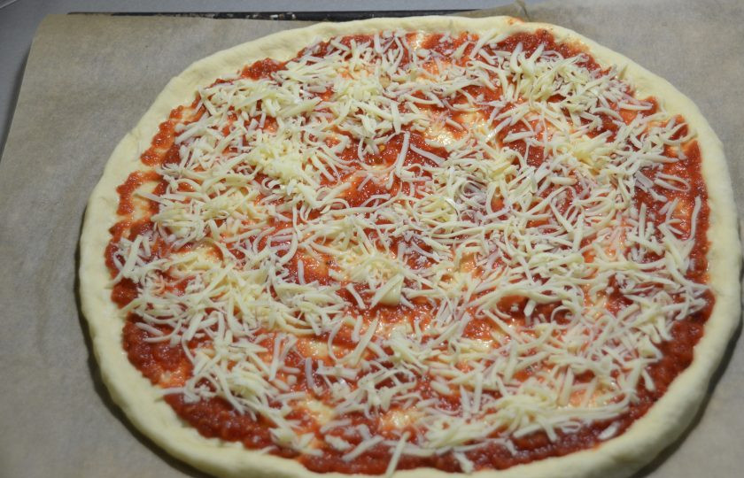 1. Этап. Пицца Примавера: Посыпьте сверху тертой моцареллой. Если моцарелла мягкая, её можно просто поломать на кусочки.