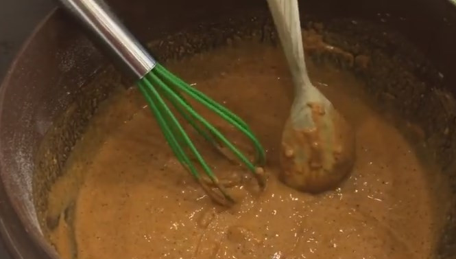 1. Этап. Острые куриные крылышки KFC (плюс соус Дор Блю): 2. Доливайте по чуть-чуть воду, пока не получится соус по консистенции, как сметана.