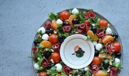 1. Этап. Салат венок с сыровяленой индейкой: В завершении оформления салата добавьте белковую составляющую. Филе бедра индейки 