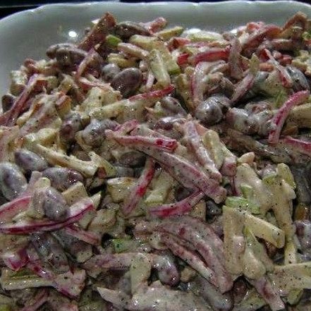 1. Этап. Салат с копченой колбасой: Хорошенько перемешиваем - и салат с копченой колбасой готов!