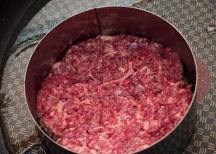 1. Этап. Бургеры из мраморной говядины: С помощью кулинарного кольца сформируем бургеры. Они не должны быть толще 2 см. И придаем бургерам слегка вогнутую форму, при жарке он выпрямится.