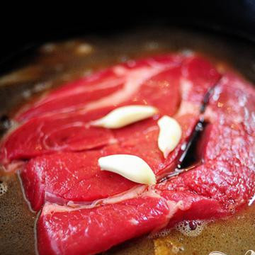 1. Этап. Итальянские горячие бутерброды: Бросьте несколько зубчиков чеснока.