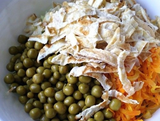 1. Этап. Салат с зеленой редькой: 9. Готовые блинчики остужаю и руками или ножом измельчаю тонкими полосками.