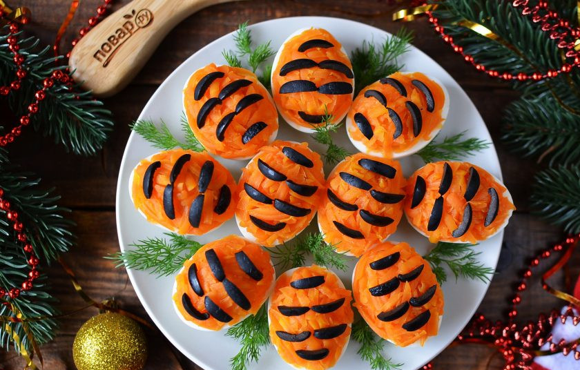 1. Этап. Фаршированные яйца Тигровые: С наступающим Новым годом!