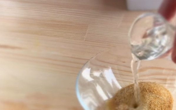 1. Этап. Чизкейк без выпечки с творогом: 1. Залейте желатин холодной водой и оставьте на пару минут, чтобы он набух.