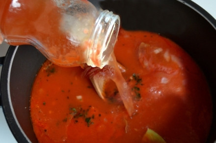 1. Этап. Тефтельки из говяжьего фарша с сыром в томатном соусе: Дальше добавляем в кастрюлю томатный соус, воду, лавровый лист, базилик, соль, сахар. Теперь доводим соус до кипения, накрываем крышкой и делаем медленный огонь.