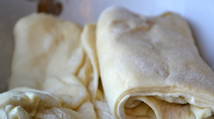 1. Этап. Маковый рулет без дрожжей: 4. Отправьте тесто в холодильник на 120 минут, а если совсем нет времени, то на полчаса в морозильную камеру.