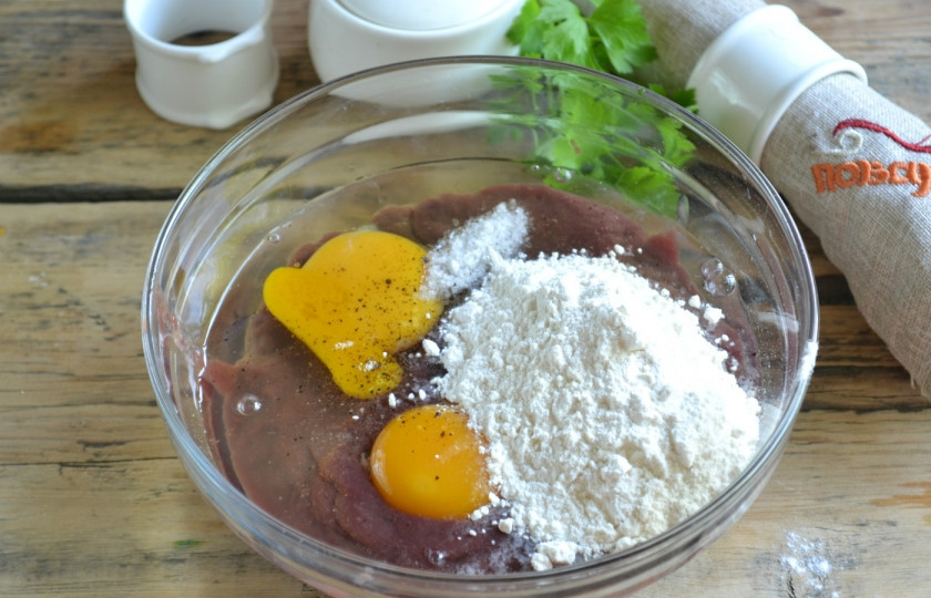 1. Этап. Печеночный торт: 3. Добавьте яйца, муку, соль, немного перца. Хорошо все перемешайте.