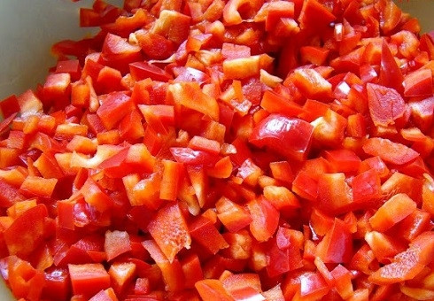 1. Этап. Салат на зиму из свеклы: Затем нарезаем её мелкими кубиками.