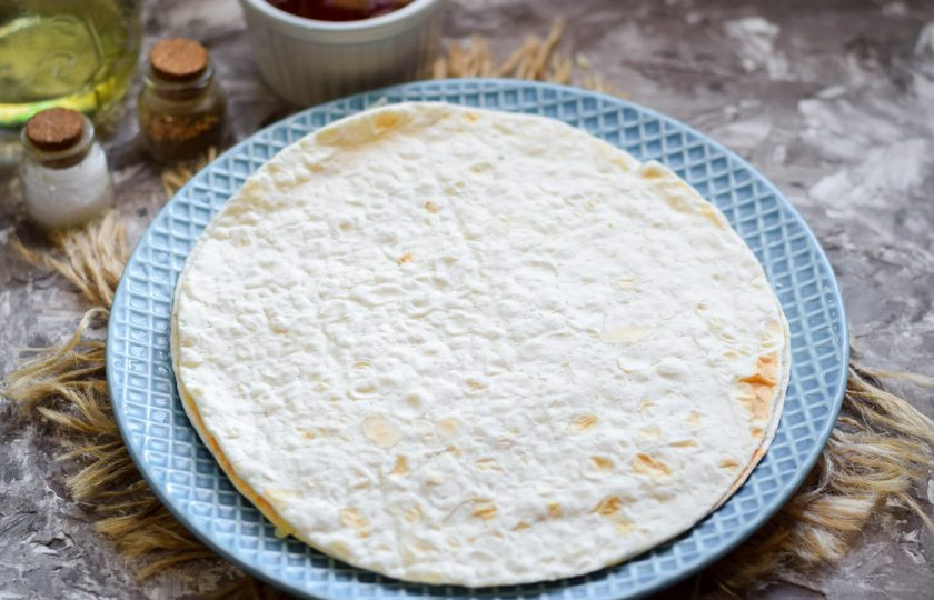 1. Этап. Пицца на сковороде за 15 минут: Поверх сыра выложите следующий лист лаваша. Далее также смажьте соусом, посыпьте сыром и прикройте еще одним листом лаваша.