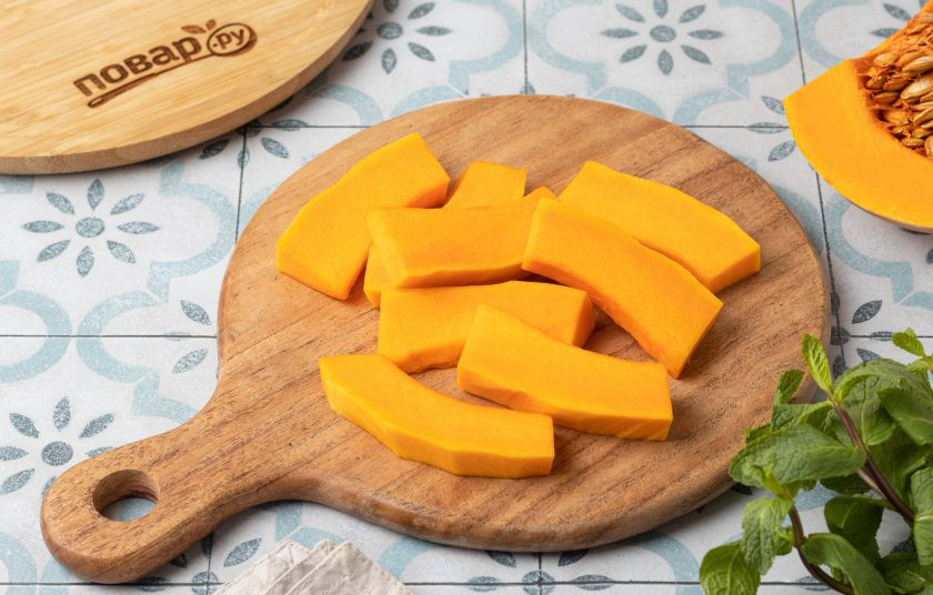 1. Этап. Тыква по-сицилийски: Тыкву очистите от кожуры, удалите семечки и нарежьте ломтиками толщиной 1-1,5 см.