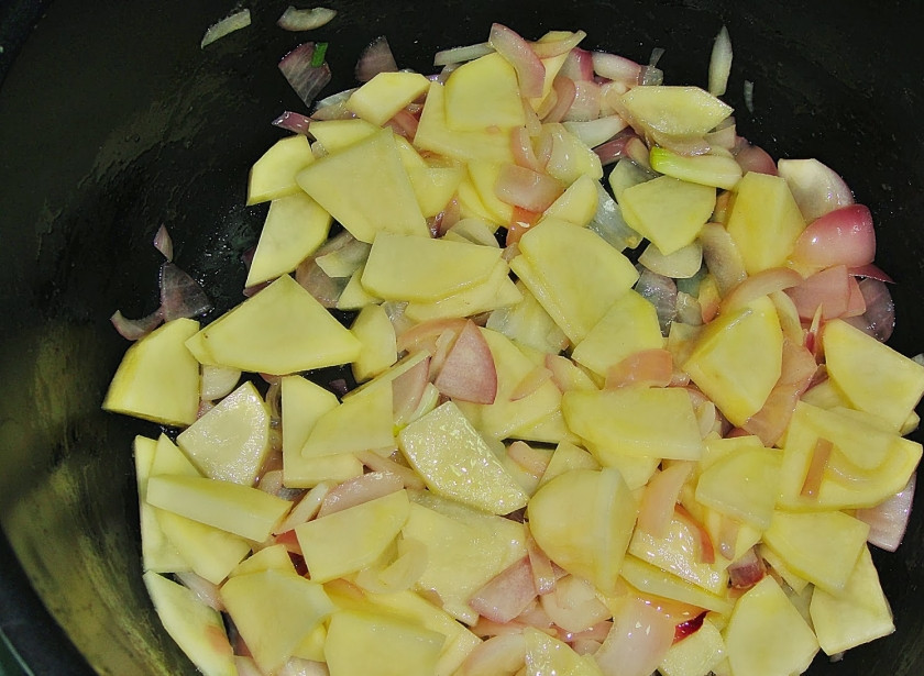 1. Этап. Суп из замороженного горошка: В кастрюле обжарить лук до прозрачного цвета, добавить порезанный картофель.