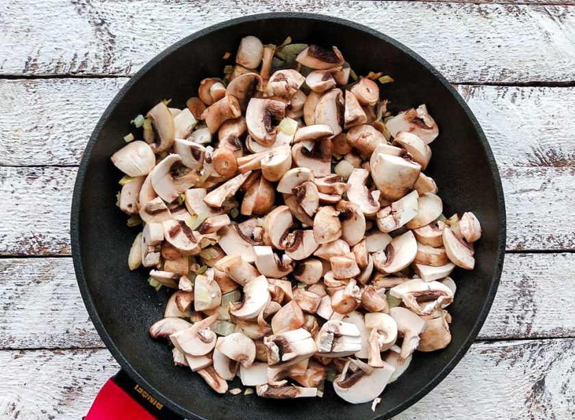 1. Этап. Пшенная каша с грибами: Хорошо разогрейте сковороду, налейте растительное масло, добавьте грибы с луком и обжаривайте их 5-10 минут.