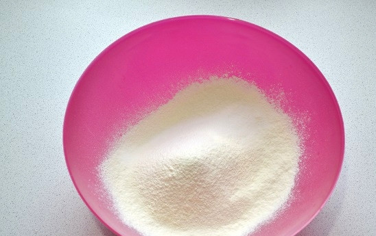 1. Этап. Сырцовые пряники: В отдельную миску просейте муку и соду.