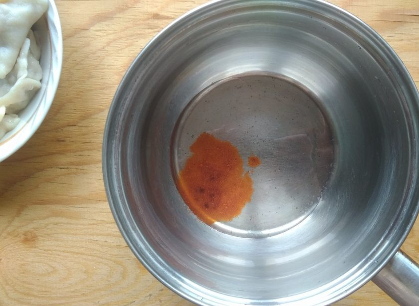 1. Этап. Пельмени в духовке под томатным соусом: 3. В это же время сделайте соус. В сотейнике разогрейте масло с перцем.