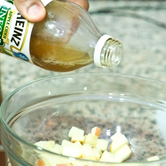 1. Этап. Салат из свеклы и яблок: Смешиваем нарезанную свеклу и яблоки в салатнице, заправляем яблочным уксусом.