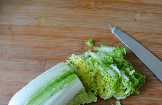 1. Этап. Завертон с индейкой и маринованными овощами: Пекинскую капусту режем тонкими полосками.