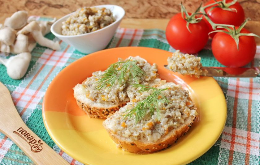 1. Этап. Паштет из вешенок: Паштет из вешенок подавайте на закуску или на перекус в виде бутерброда.