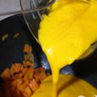 1. Этап. Пенне с морковным соусом: 2. Перекладываем в блендер три четверти тушеной моркови, вместе с водой, где она тушилась. До однородной массы измельчаем и переливаем обратно к оставшейся моркови в кастрюлю. Соус доводим до кипения, добавляем мускатных орехов.