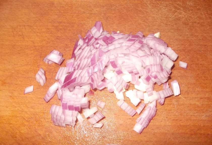 1. Этап. Креветки, запеченные под соусом: 4. Луковицу очищаю, промываю под проточной водой и нарезаю мелким кубиком.