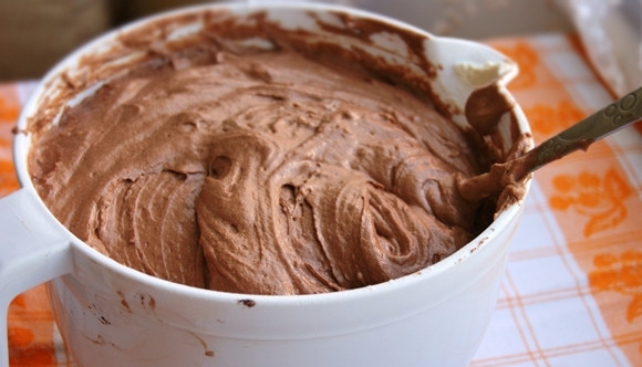 1. Этап. Торт Пирамида: Приготовьте тесто, соединив перемешав кефирную массу с мучной и шоколадной.