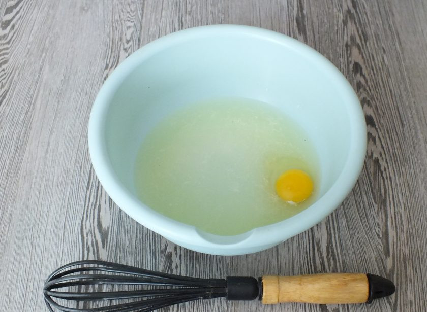 1. Этап. Хворост на сыворотке: Смешайте в чаше с помощью венчика теплую сыворотку, яйцо, соль, сахар и соду.