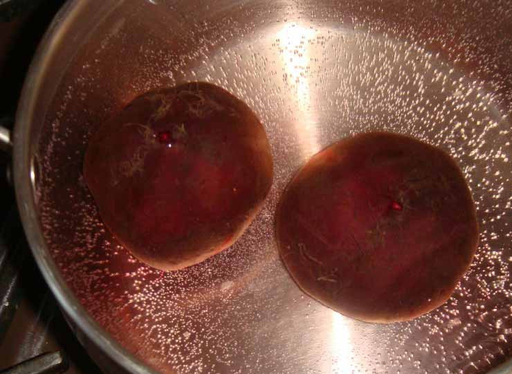 1. Этап. Диетический борщ без зажарки: Параллельно в другой кастрюле можно отваривать свеклу, не снимая кожуры. Если у вас свежая фасоль, поставьте ещё одну кастрюлю и отварите её. Я использую консервированную, поэтому варить её не нужно.