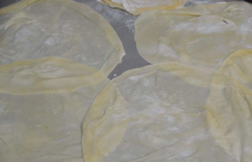 1. Этап. Яблочный пирог Вуаль невесты: Отделите листы теста друг от друга.