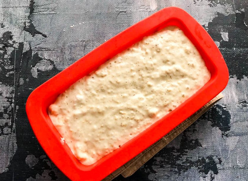 1. Этап. Шарлотка из геркулеса с яблоками: Выложите тесто в форму для выпекания и отправьте в предварительно разогретую до 180 градусов духовку на 30 минут.